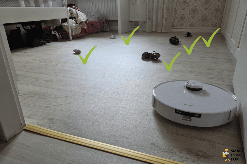 Ecovacs Deevot T10 beim Objekterkennungstest von zusammengerollten Kabeln